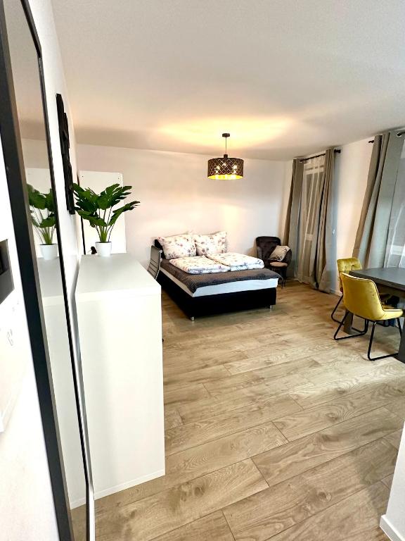 Postel nebo postele na pokoji v ubytování Moderne 1-Zi Stadtwohnung