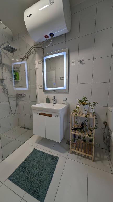 Modern Cozy Apartment 10 Min Walk to Skanderbeg Square - Image 8