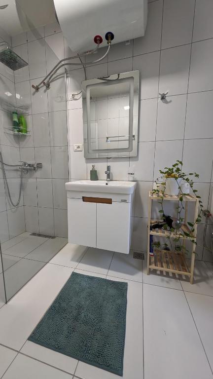 Modern Cozy Apartment 10 Min Walk to Skanderbeg Square - Image 3