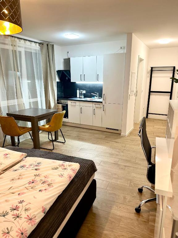 Postel nebo postele na pokoji v ubytování Moderne 1-Zi Stadtwohnung