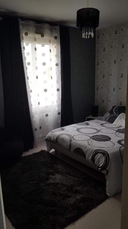 um quarto com uma cama e uma janela em Chambre individuelle chez l'habitant em Saint-Germain-du-Corbéis