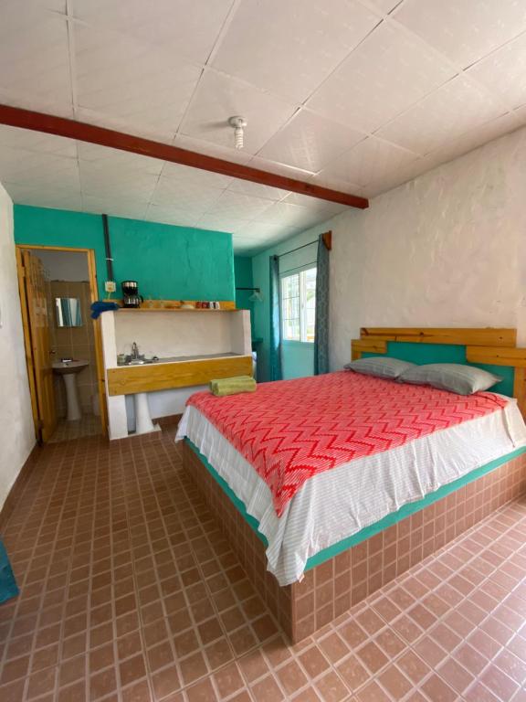 Postel nebo postele na pokoji v ubytování Rainforest Yasmin Hotel