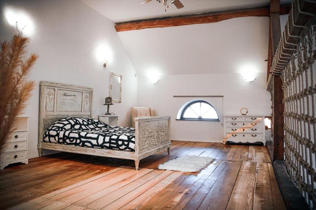 1 dormitorio con 1 cama, vestidor y ventana en Gîte avec Sauna et Hammam privatif - 1000 étangs, en Moffans-et-Vacheresse