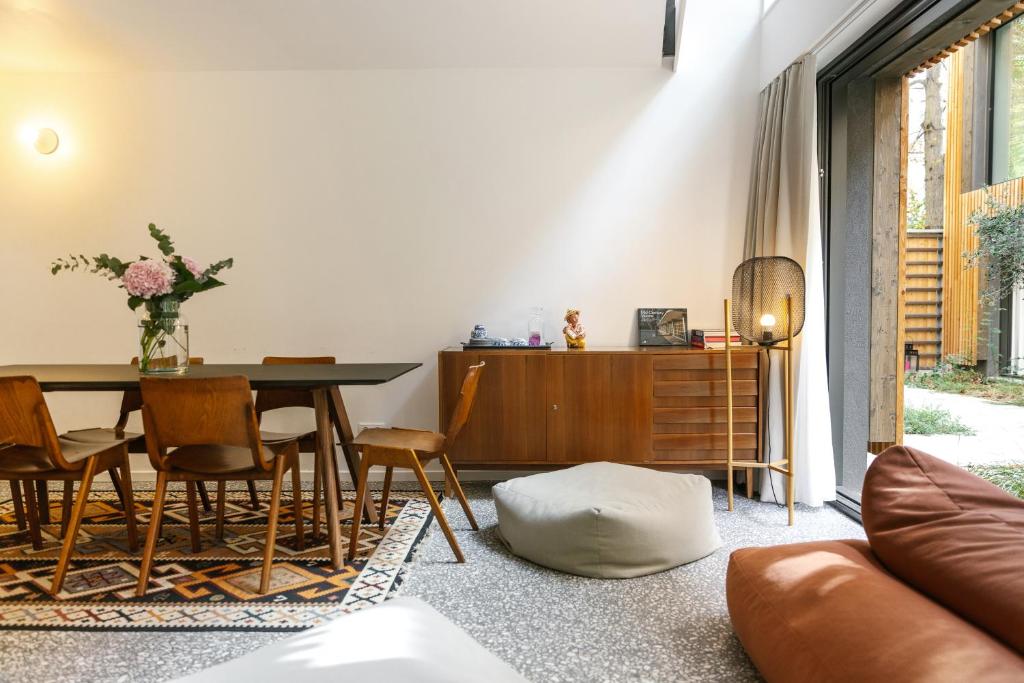 a living room with a table and chairs at Kleines Stadthaus in Toplage in Vienna