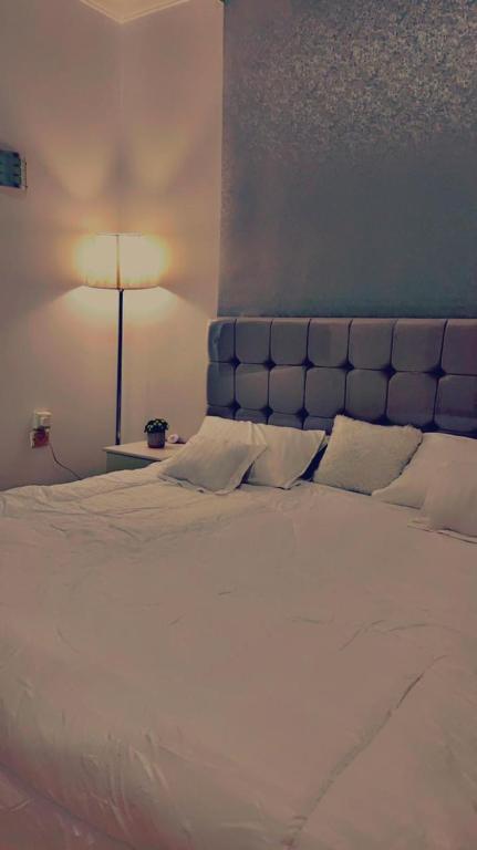 Un ou plusieurs lits dans un hébergement de l'établissement شقة مفروشة بالطائف شارع شبرا الرئيسي
