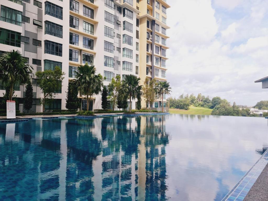 uma piscina em frente a um grande edifício de apartamentos em New! 4-7pax 2bedrooms condo near Mount Austin JB em Johor Bahru