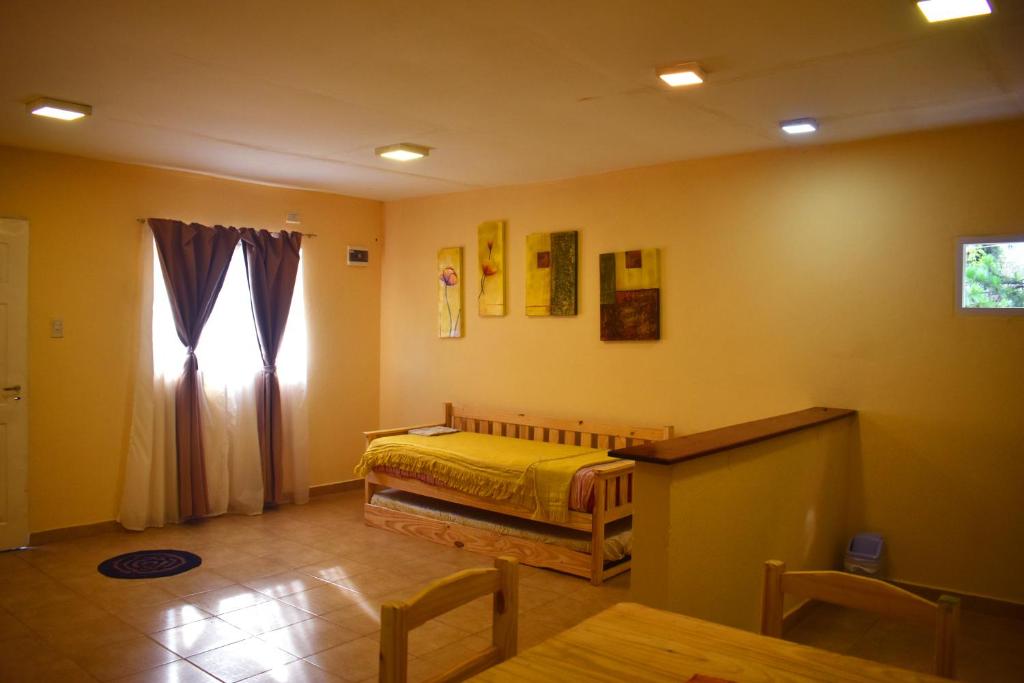 a bedroom with a bed and a window at Nuevo Departamento Leona - EXCELENTE PROPIEDAD A ESTRENAR in Paso de los Libres