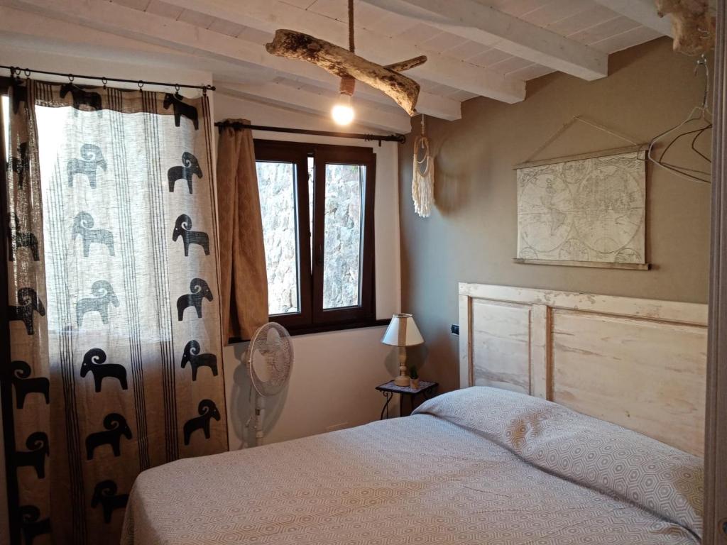 a bedroom with a bed and a window at Villa Bella Sera in Scilla