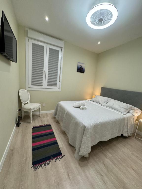 una camera con un grande letto e una TV di HABITACION CENTRAL CON WIFI a Bilbao