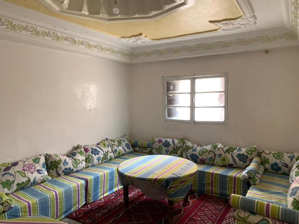 a living room with a couch and a table at Appartement meublé sans vis à vis proche de toutes commodités 5 min à Marjane chaikh Zaid et centre ville in Khouribga