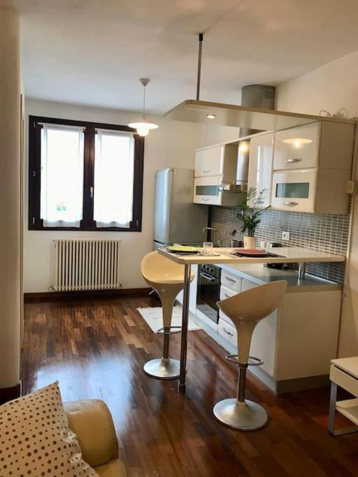 uma cozinha com mesa e cadeiras num quarto em Casa La Mo’ moderno bilocale in zona tranquilla em Cattolica