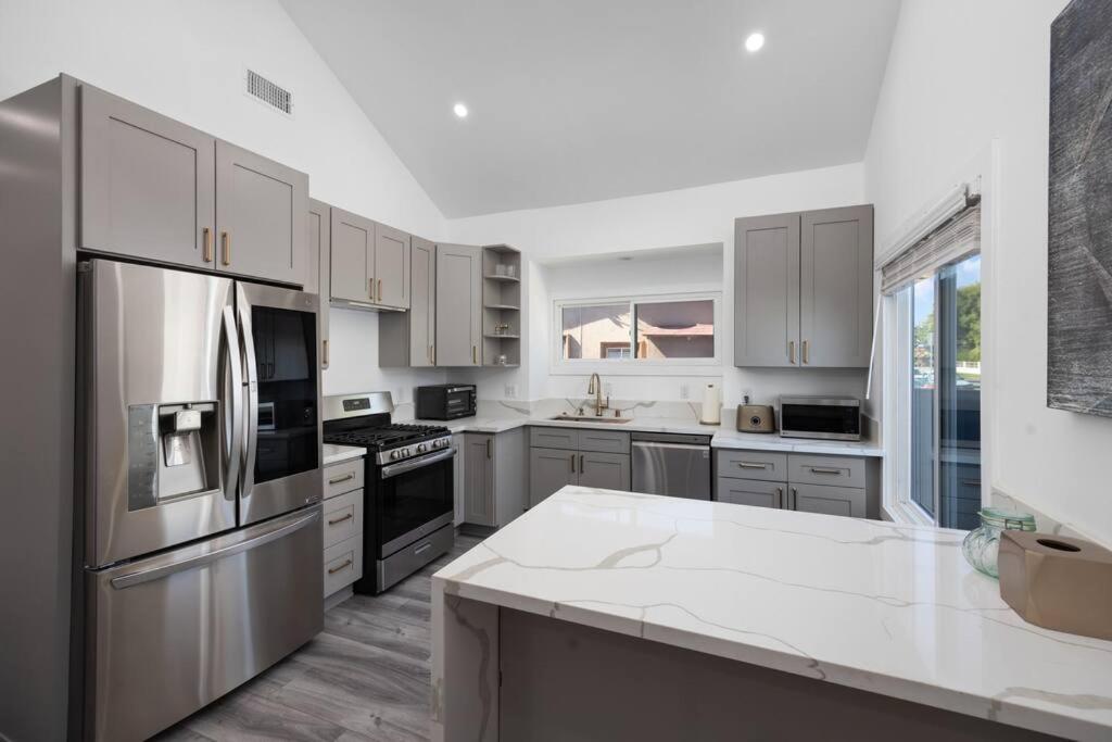 Galería fotográfica de Luxury Home Steps from Sofi Forum YouTube Theater en Inglewood