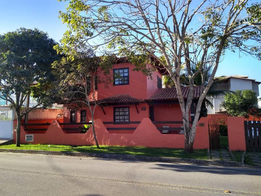 a red house on the side of a street at Casa Rio das Ostras in Rio das Ostras