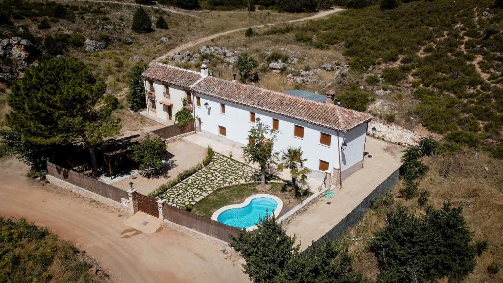 una vista aérea de una casa con piscina en Casas Rurales Tía María, en Ruidera