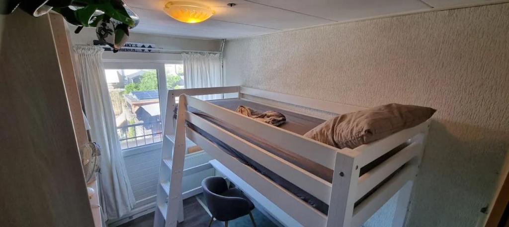 - Cuna blanca en habitación con cama en Private room 7m2 with desk & oven, en Rheden