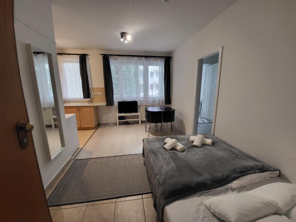 um quarto com uma cama e uma mesa em HI Downtown Apartment A308 em Budapeste