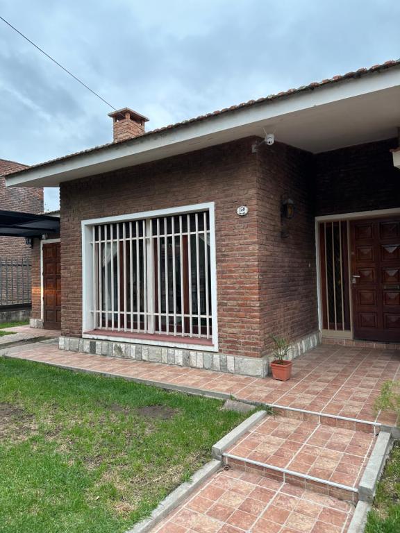 een bakstenen huis met een raam met tralies bij Casa en Villa Carlos Paz in Villa Carlos Paz
