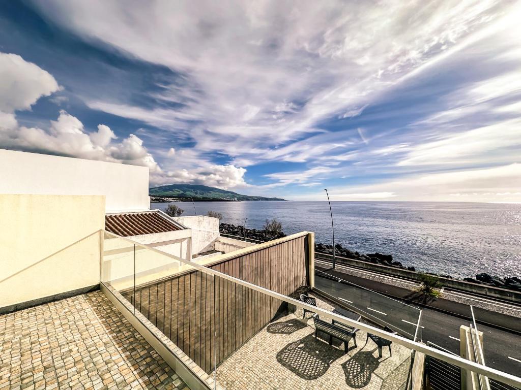 un balcón con vista al agua en South Shore 1 - HOST & CHILL, en São Roque