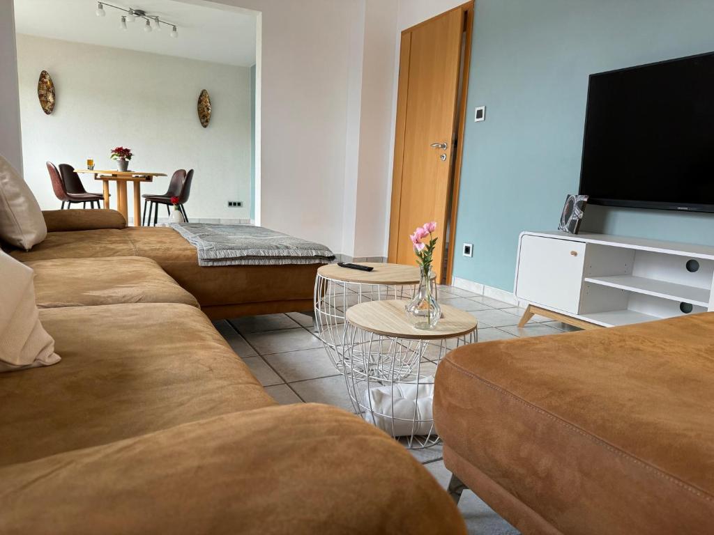 TV a/nebo společenská místnost v ubytování Ruhrpott Residenz - 3 Zimmer Suite - 70qm mit Balkon