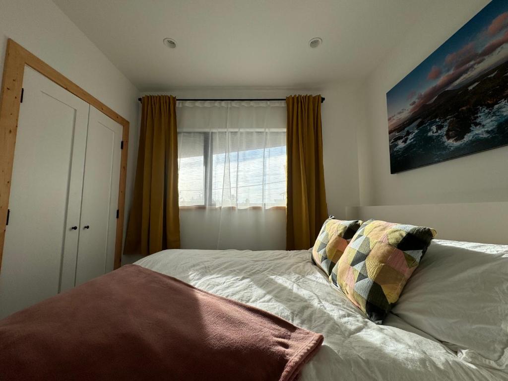 ユクルーレットにあるSlack tide suiteのベッドルーム(ベッド1台、窓付)