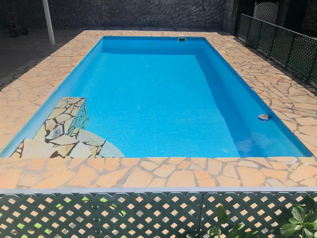Bazén v ubytování Chez Rereani nebo v jeho okolí