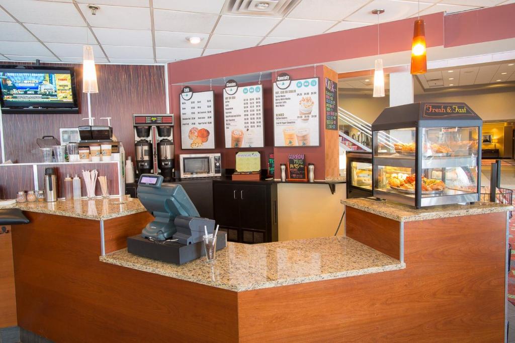 a fast food restaurant with a counter with a cash register at Crowne Plaza Suites MSP Airport in Bloomington