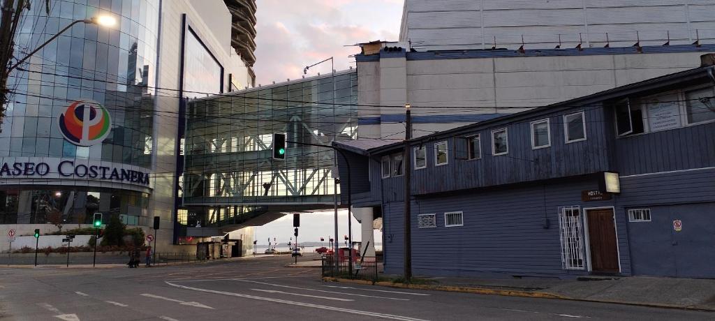 a building with a green traffic light next to a street at Hostal Copiapó Puerto Montt in Puerto Montt