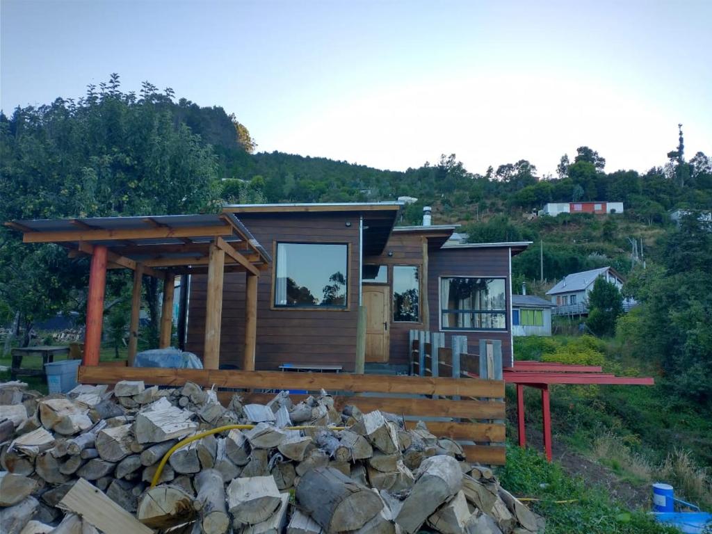 una casa con un montón de rocas delante de ella en Cabaña los arrayanes full equipada, en Valdivia