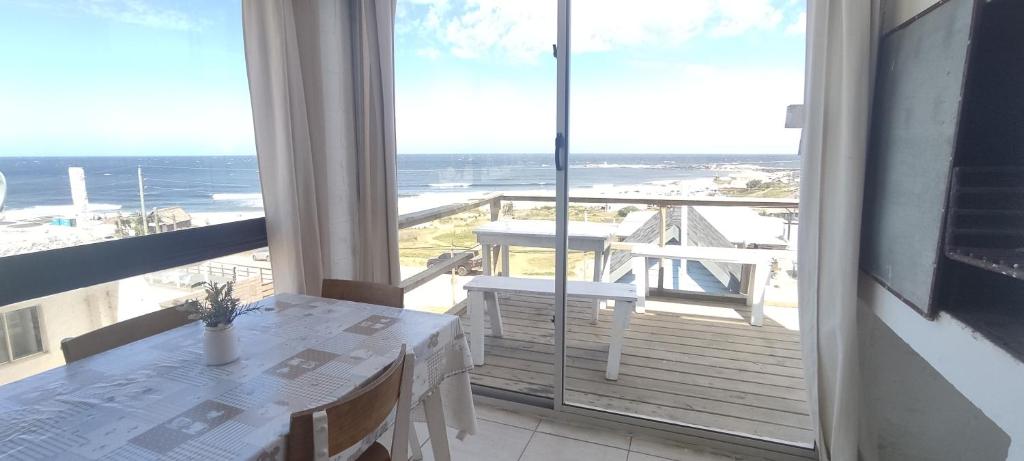 balcón con mesa y vistas al océano en Apartamento 12 (4 personas) en Punta Del Diablo