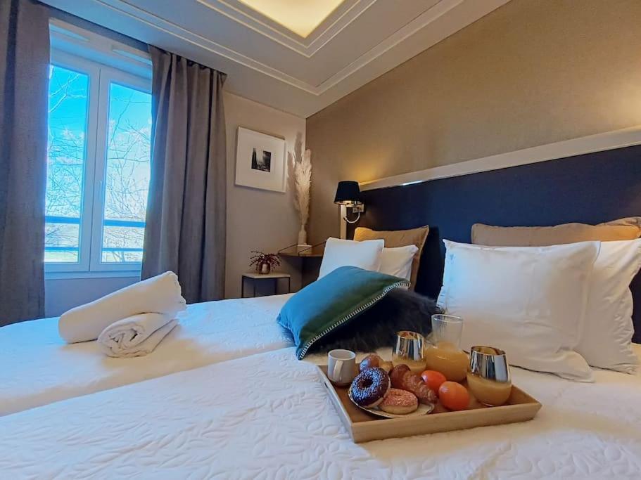 une chambre d'hôtel avec un plateau de nourriture sur un lit dans l'établissement Studio haut de gamme sur golf proche Montpellier, à Montpellier