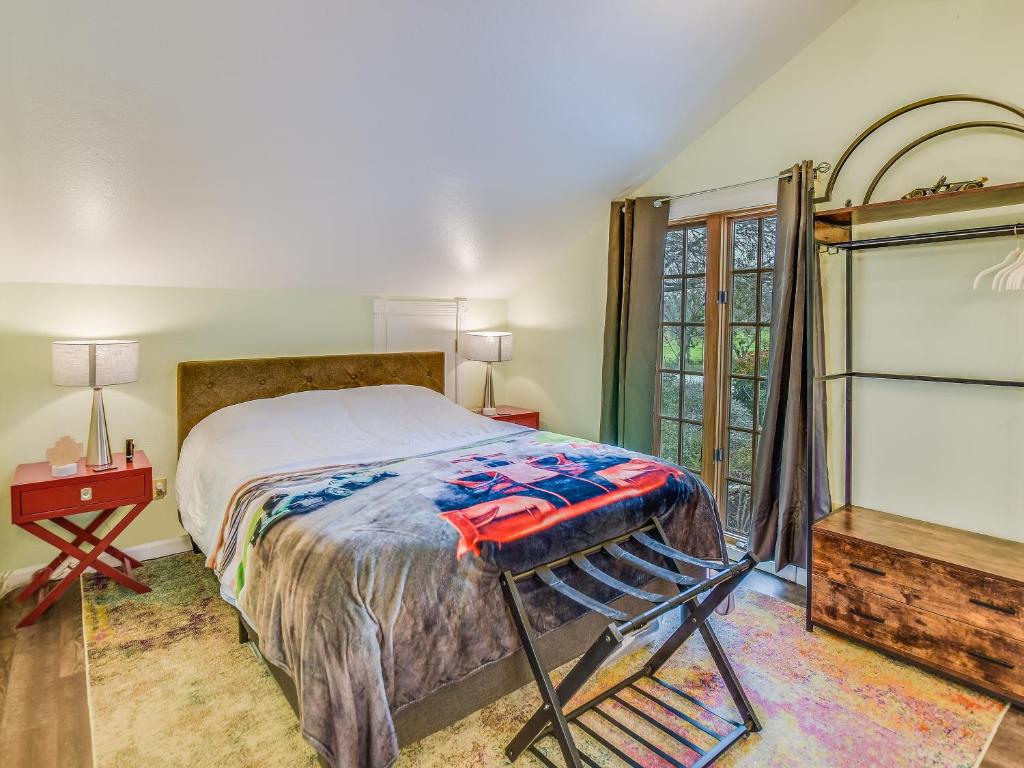 Postel nebo postele na pokoji v ubytování Cozy Oasis in SE Austin