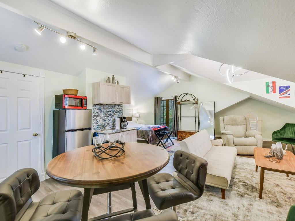 Kuchyň nebo kuchyňský kout v ubytování Cozy Oasis in SE Austin