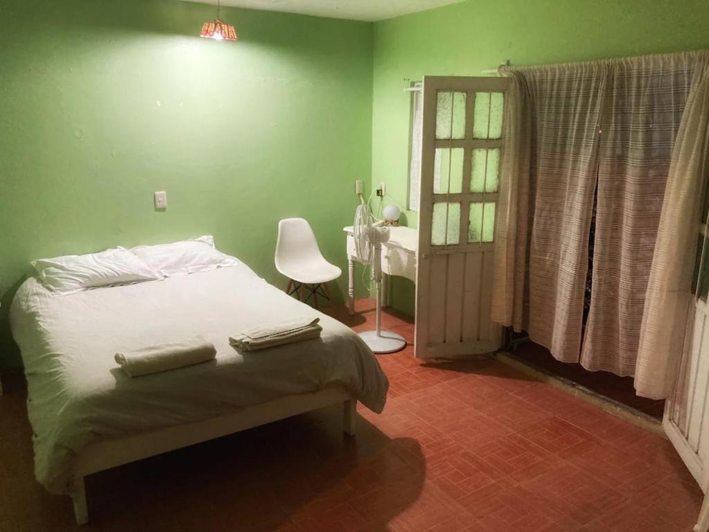 Un pat sau paturi într-o cameră la Sueño de bugambilia