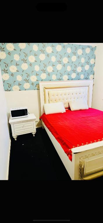 1 dormitorio con 1 cama con manta roja en Apple house hopper crossing, en Truganina
