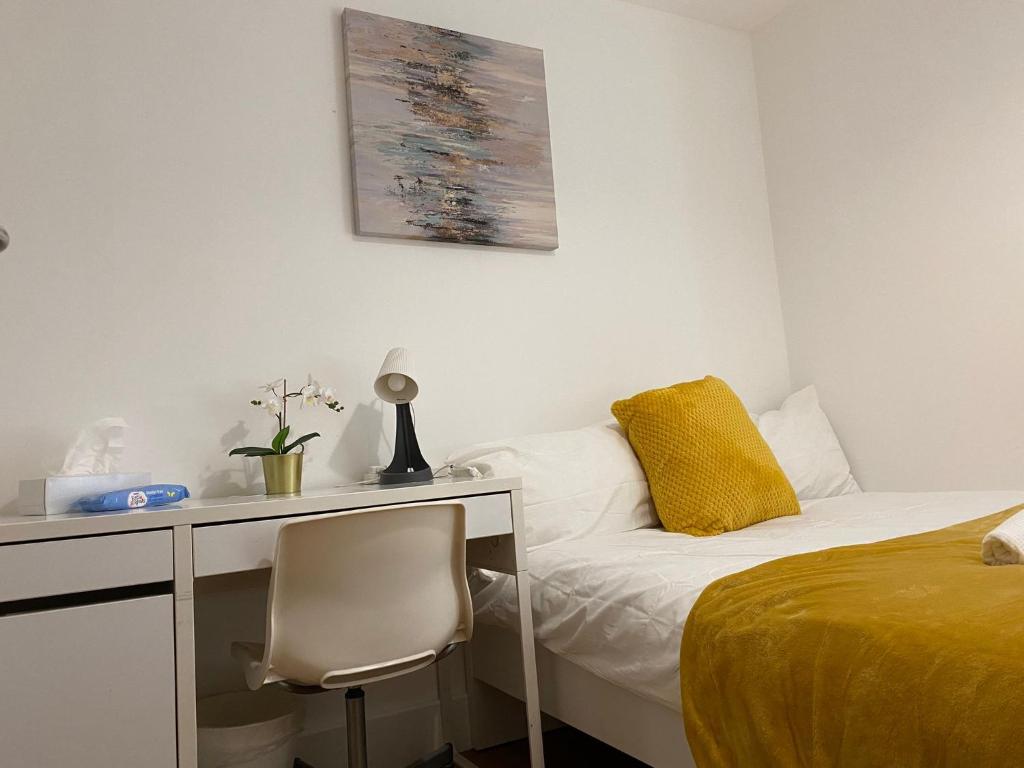 Łóżko lub łóżka w pokoju w obiekcie Private Rooms in Euston, Central London (135)
