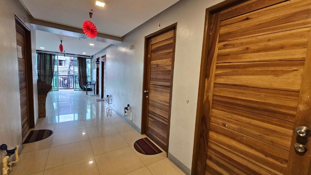 un pasillo con una puerta de madera en una casa en 179 Transient near NAIA, en Manila