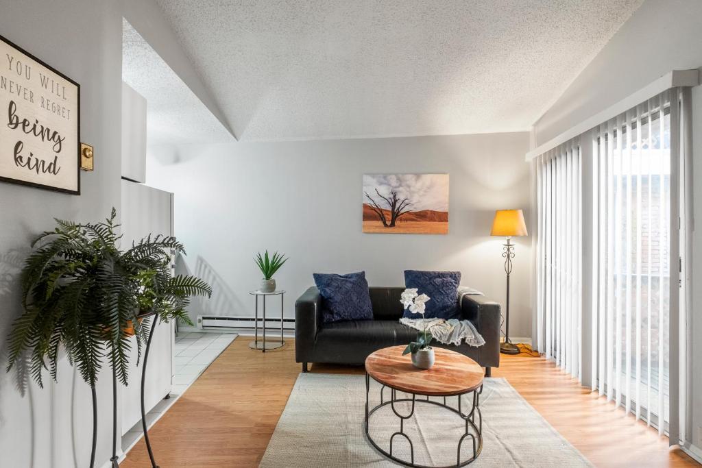 a living room with a couch and a table at Stylish 1br Unit Bella Vista By Center City in Philadelphia