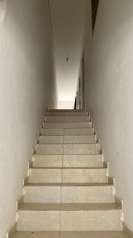 una escalera en un edificio con una persona en el fondo en Apartamento caminho de Moisés, en Maragogi