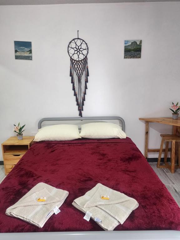 1 dormitorio con 1 cama con 2 toallas en Kiapok Canaima, en Canaima