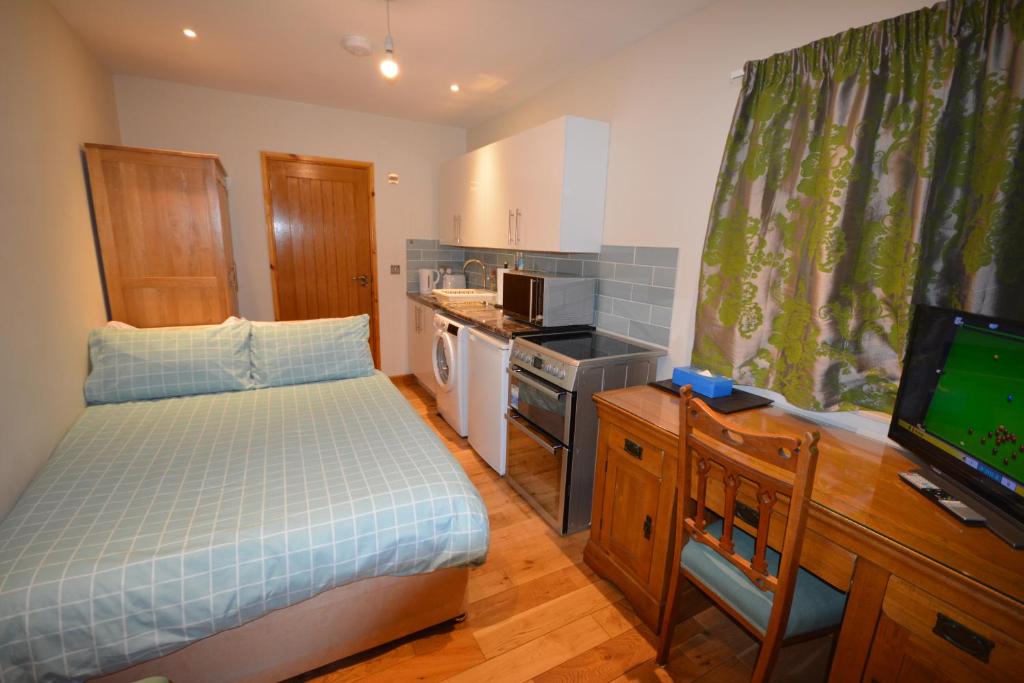 ein kleines Schlafzimmer mit einem Bett und einem TV in der Unterkunft 160 Westminster Way,Fab studio room in Oxford
