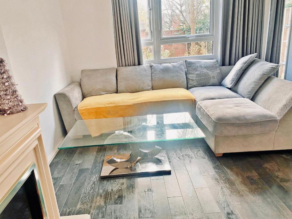 Lovely Room bedroom Battersea