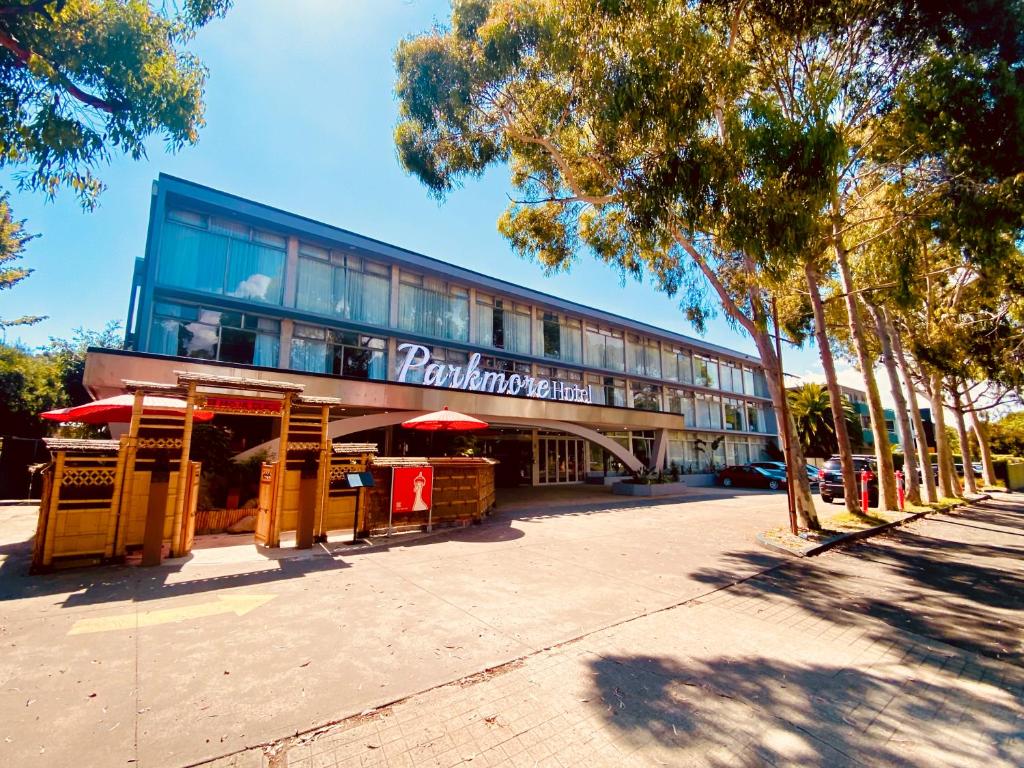 un edificio con un cartello sul lato di The Parkmore Hotel a Melbourne