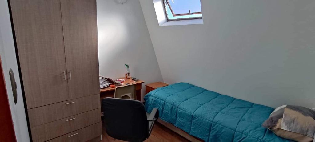 arriendo para turistas en la serena في لا سيرينا: غرفة نوم بها سرير ومكتب ونافذة