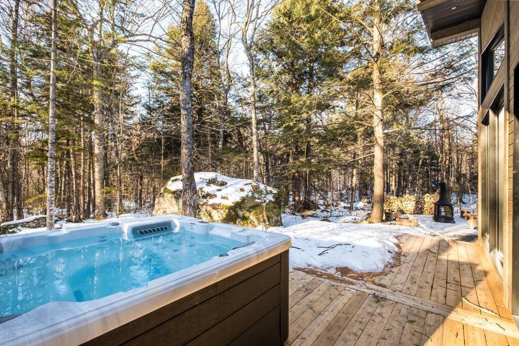 Bazén v ubytování Chalet TERRE en harmonie avec la nature, Tremblant nebo v jeho okolí