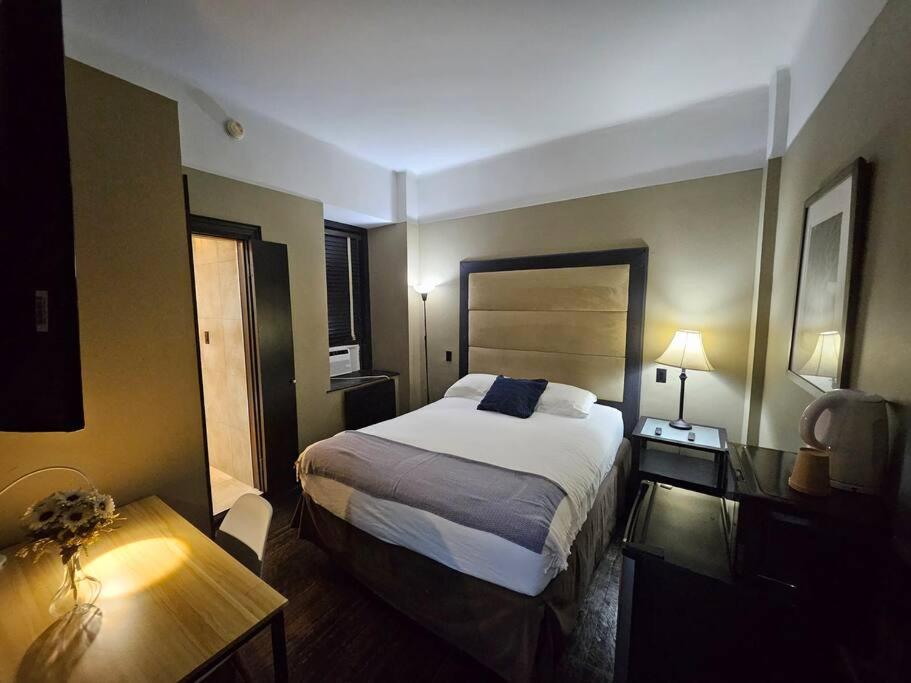 Tempat tidur dalam kamar di Hotel-Style @ The Mansfield Midtown