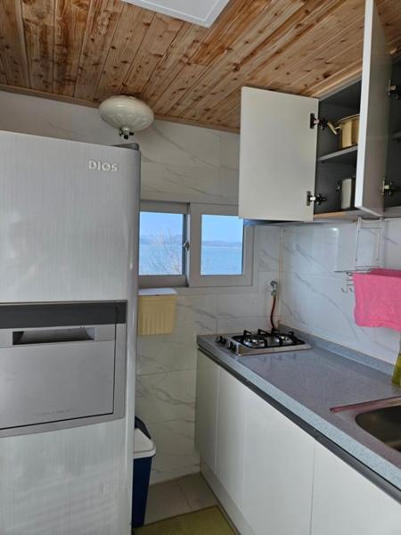 Kuchyň nebo kuchyňský kout v ubytování Yonghyun's house