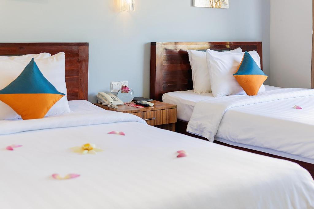 Postel nebo postele na pokoji v ubytování Ratana Angkor Hotel