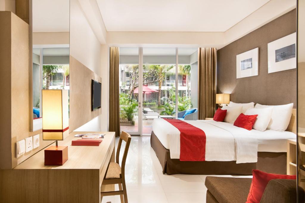 Postel nebo postele na pokoji v ubytování Ramada Encore by Wyndham Bali Seminyak
