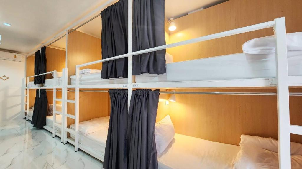 Postel nebo postele na pokoji v ubytování Airhub Hostel Phuket Airport