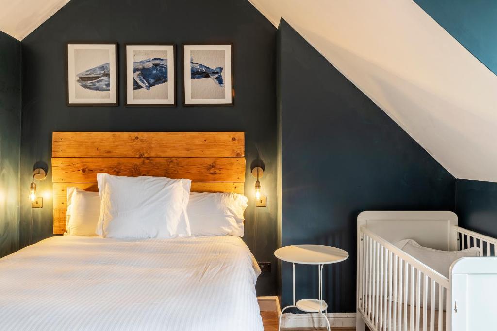 1 dormitorio con cama blanca y pared negra en Folkestone Ramblers Rest en Kent
